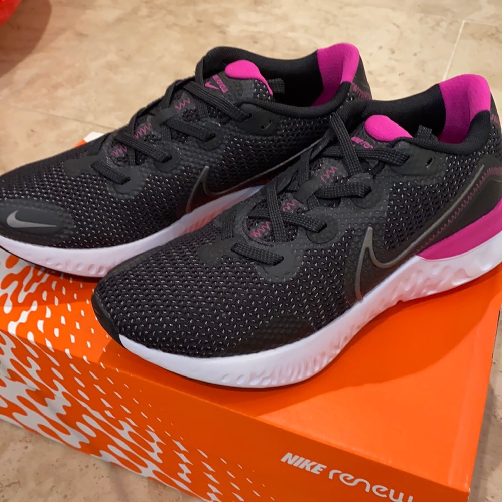 WMNS NIKE RENEW RUNNING SHOES